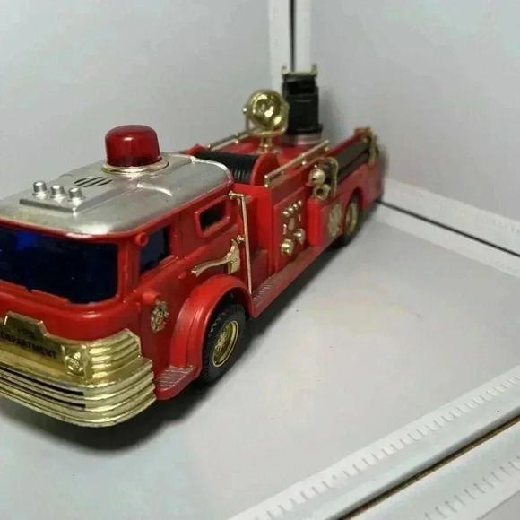 New Bright 1980 Battery Operated Fire Engine Bump N Go Action Works Tested - Picture 13 of 13